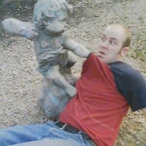 funny-statue-baby beating a man