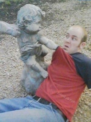 Funny statue: I can beat you