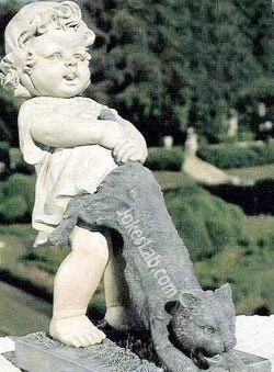 Funny statue, fucking the cat