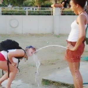 funny-fountain-peeing-woman
