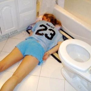 drunken-sleeping-girls-sleep-in-toilet