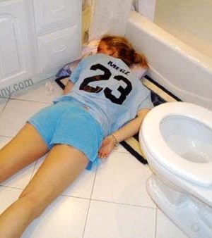 Drunken and sleeping girls: sleep in the toilet
