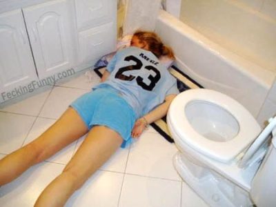drunken-sleeping-girls-sleep-in-toilet