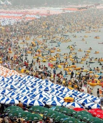 funny-chinese-beach-over-crowded