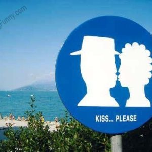 funny-kiss-please-sign-in-italy-beach