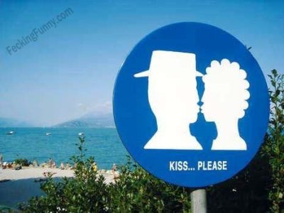 funny-kiss-please-sign-in-italy-beach