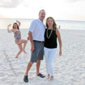 funny-woman-on-beach-a-photobomb-for-a-couple