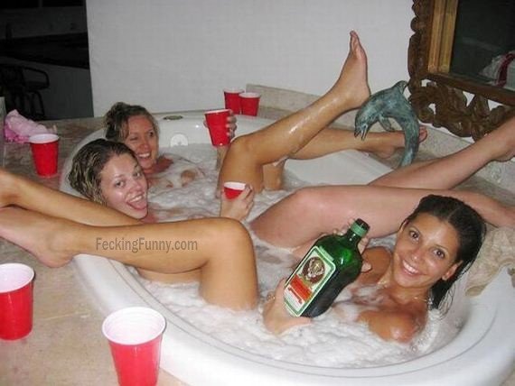 girls-drinking-alcohol-in-bathtub