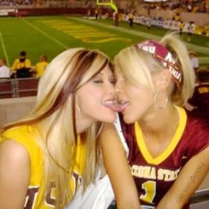 lesbian-football-fans-kissing