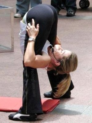 Yoga girl can lip her ass