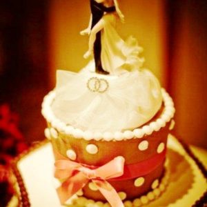 funny-wedding-cake-hungry-woman