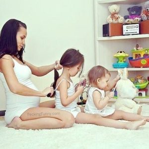 combing-hair-mother-and-daughters