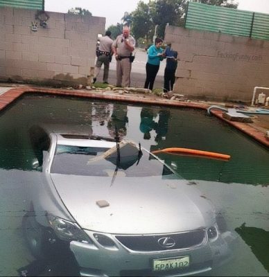 woman-parking-underwater