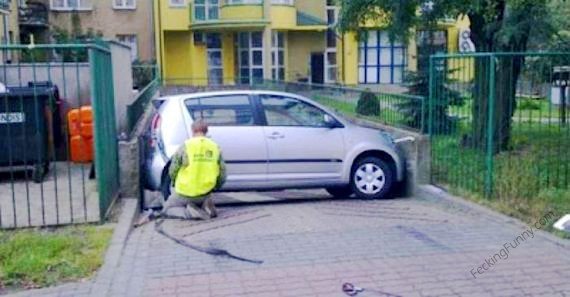 How woman does parallel parking?