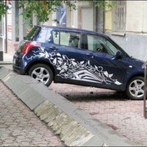 Woman parking: only she can do it!